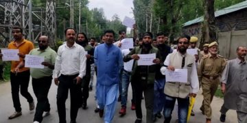 بارہ مولہ میں کشمیری پنڈت ملازمین کا احتجاج جاری