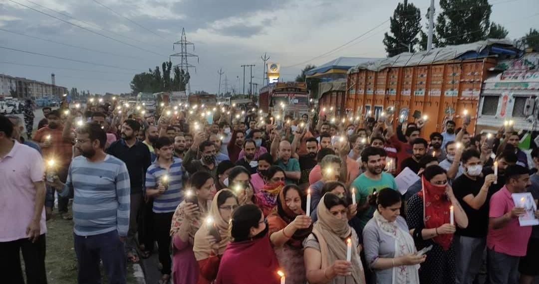 کشمیری پنڈتوں کا راہل بٹ کی ہلاکت کے خلاف مختلف اضلاع میں دوسرے دن میں احتجاج