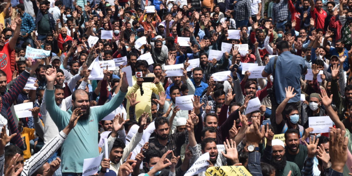 این وائی سی ملازمین کا سری نگر میں زبردست احتجاج