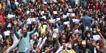 این وائی سی ملازمین کا سری نگر میں زبردست احتجاج