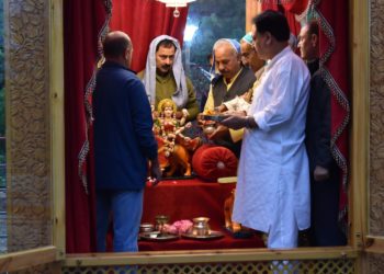 کشمیری پنڈتوں نے سری نگر میں زیشتہ د یوی مندر میں حاضری دی