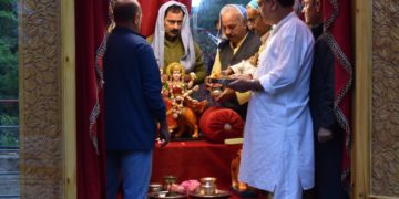 کشمیری پنڈتوں نے سری نگر میں زیشتہ د یوی مندر میں حاضری دی