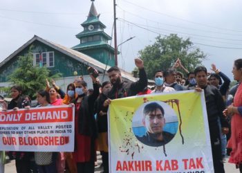 کشمیری پنڈتوں نے سری نگر اور مٹن میں احتجاجی مظاہرئے کئے، گھنٹہ گھر کے سامنے ھرنا