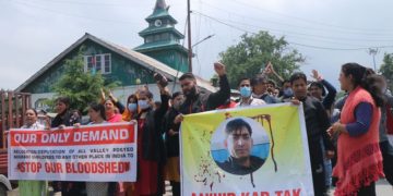 کشمیری پنڈتوں نے سری نگر اور مٹن میں احتجاجی مظاہرئے کئے، گھنٹہ گھر کے سامنے ھرنا