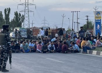 چاڈورہ ہلاکت کے خلاف ویسو قاضی گنڈ میں کشمیری پنڈتوں نے قومی شاہراہ پر دھرنا دیا