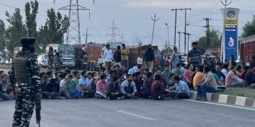 چاڈورہ ہلاکت کے خلاف ویسو قاضی گنڈ میں کشمیری پنڈتوں نے قومی شاہراہ پر دھرنا دیا