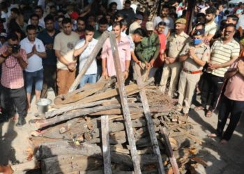 آہوں اور سسکیوں کے بیچ کشمیری پنڈت راہول بھٹ کی جموں میں آخری رسومات ادا
