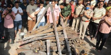 آہوں اور سسکیوں کے بیچ کشمیری پنڈت راہول بھٹ کی جموں میں آخری رسومات ادا