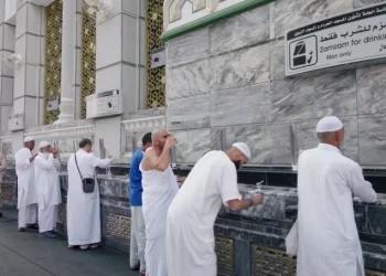 سعودی حکومت نے ’آبِ زمزم‘ لے جانے پر ’مکمل پابندی‘ نہیں لگائی!