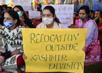 جموں سے تعلق رکھنے والے ہندو ملازمین کا احتجاج ، کشمیر سے جموں منتقلی کا مطالبہ