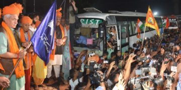 ایل جی منوج سنہا نے جموں میں امرناتھ یاترا کے پہلے قافلہ کو جھنڈی دکھاکر روانہ کیا