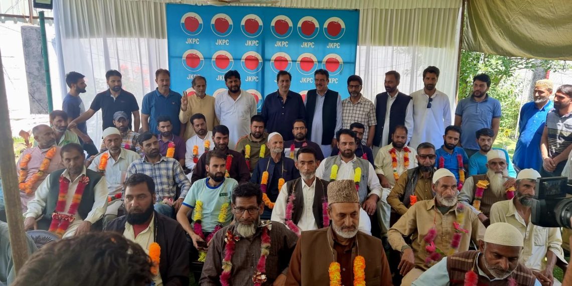 نیشنل کانفرنس سے وابستہ کئی سیاسی کارکنان کی پیپلز کانفرنس میں شمولیت