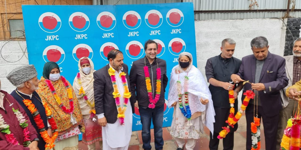 کرناہ کے معروف سیاسی کارکنان پیپلز کانفرنس میں شامل
