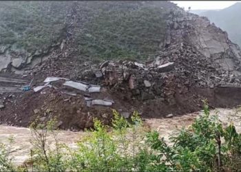 جموں سرینگر قومی شاہراہ مسلسل چوتھے روز بھی گاڑیوں کی آمدرفت کیلئے بند، بحالی کا کام جاری