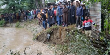 سیلابی صورتحال : باندھ ٹوٹ جانے سے بمنہ سری نگر کے کئی علاقے ڈوب گئے