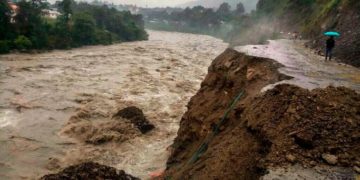 ریاسی کے دریائے انس میں سیلاب کی وجہ سے پھنسے پانچ افراد کو ایس ڈی آر ایف نے بچایا
