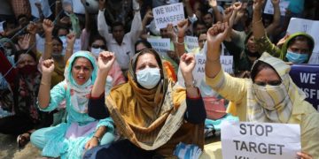 کشمیر پنڈتوں کا جموں میں مسلسل احتجاج ، ملازمین کی منتقلی کا مطالبہ