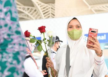 مکہ پہنچنے پر عازمین حج کا سعودی قہوے اور پھولوں سے استقبال