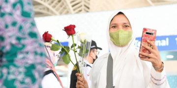 مکہ پہنچنے پر عازمین حج کا سعودی قہوے اور پھولوں سے استقبال