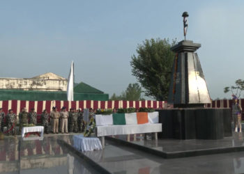 پلوامہ میں جان بحق ہو نے والے اے ایس آئی کی میت پر گلباری