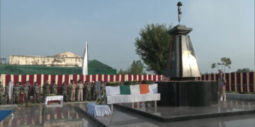 پلوامہ میں جان بحق ہو نے والے اے ایس آئی کی میت پر گلباری