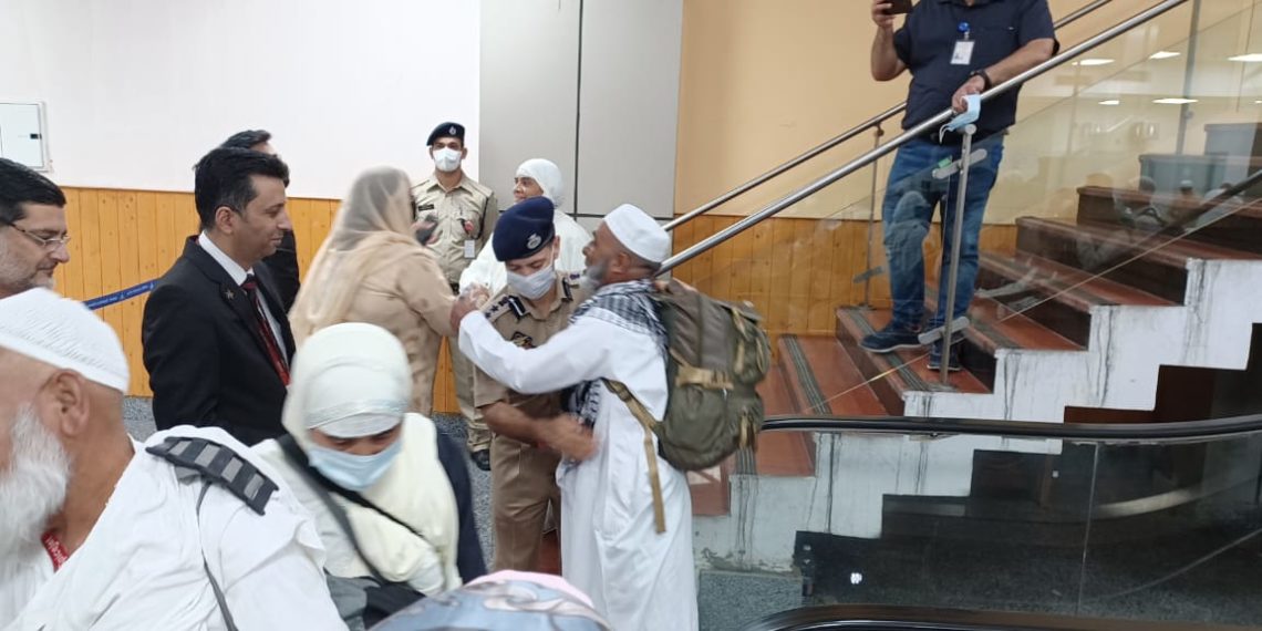 فریضہ حج انجام دینے کے بعد حجاج کرام کا پہلا قافلہ سرینگر پہنچ گیا