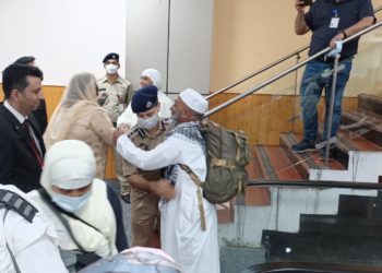 فریضہ حج انجام دینے کے بعد حجاج کرام کا پہلا قافلہ سرینگر پہنچ گیا