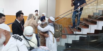 فریضہ حج انجام دینے کے بعد حجاج کرام کا پہلا قافلہ سرینگر پہنچ گیا