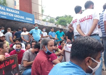 وادی کشمیر میں ٹارگیٹ کلنگ کے بعد کشمیری ہندو ملازمین کا محفوظ مقامات پر ٹرانسفر کا مطالبہ