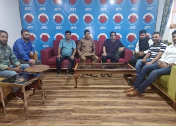 پیپلز کانفرنس ضلع بارہمولہ کے کارکنان سجاد لون سے ملاقی