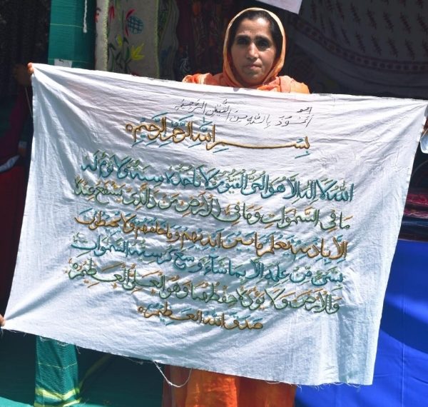کولگام کی خاتون نے ’’آیت الکرسی‘‘ سے لکھی ہوئی شال تیار کی