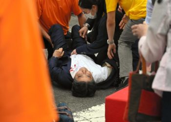 سابق جاپانی وزیراعظم شنزو ایبے قاتلانہ حملے میں شدید زخمی