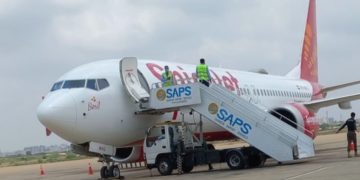 دہلی سے دبئی جانے والے مسافر طیارے کی کراچی میں ہنگامی لینڈنگ