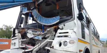 کولگام کے قاضی گنڈ سڑک حادثے میں کم سے کم 20 یاتری زخمی