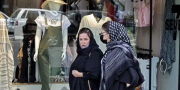 حجاب کی خلاف ورزی، ٹی وی پر خاتون سے ’جبری‘ اعتراف لینے پر ایران میں غم و غصہ