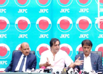 جموں و کشمیر کے لوگوں کے حقوق پر سمجھوتہ کیا گیا تو دہلی میں بھوک ہڑتال پر بیٹھوں گا: سجاد غنی لون