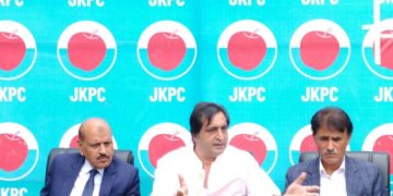 جموں و کشمیر کے لوگوں کے حقوق پر سمجھوتہ کیا گیا تو دہلی میں بھوک ہڑتال پر بیٹھوں گا: سجاد غنی لون