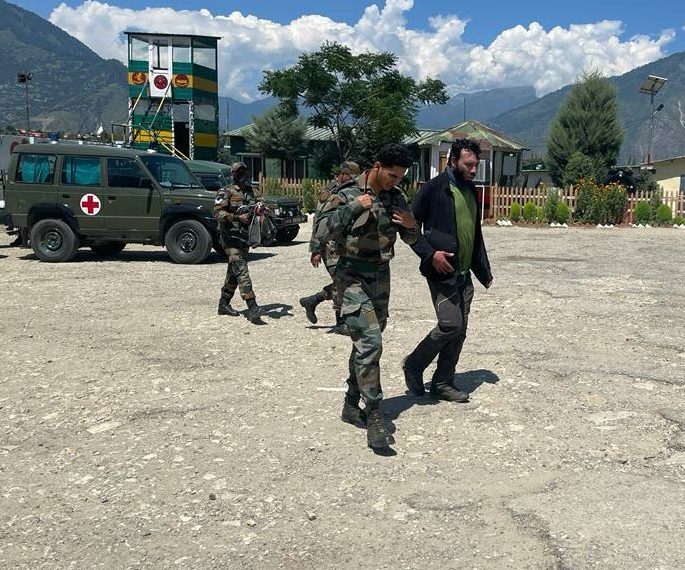 فوج نے 30 گھنٹے کی تلاش کے بعد ہنگری کے ٹریکر کو بچا لیا
