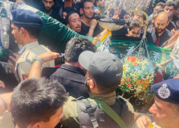 اے ڈی جی پی کشمیرنے 10ویں محرم کے جلوس میں شرکت کی