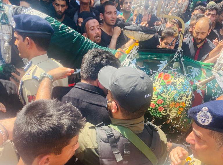 اے ڈی جی پی کشمیرنے 10ویں محرم کے جلوس میں شرکت کی