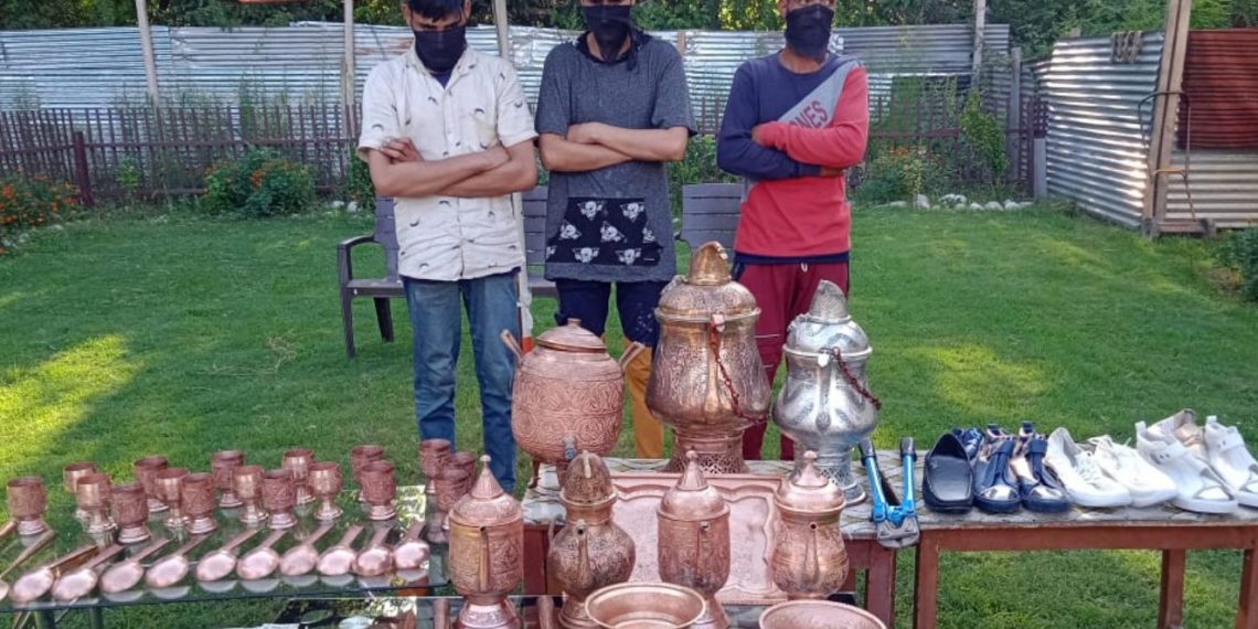 بارہمولہ میں دو الگ الگ چوری کی وارداتیں حل، لاکھوں روپیہ مالیت کی مسروقہ املاک برآمد