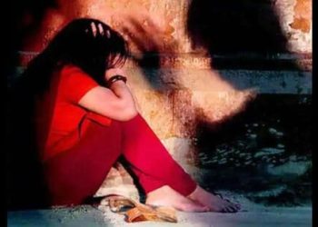 بیٹے کے خواہشمند شوہر نے پنڈٹ کے کہنے پر بیوی کو سرعام نہانے پر مجبور کردیا