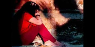 بیٹے کے خواہشمند شوہر نے پنڈٹ کے کہنے پر بیوی کو سرعام نہانے پر مجبور کردیا