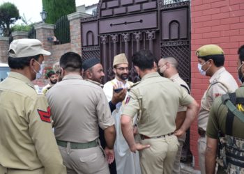 ایل جی کے’اعلان‘ کے باوجود میر واعظ کو نماز جمعہ کی اجازت نہیں دی گئی