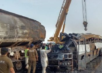پاکستان میں بس اور آئل ٹینکر میں تصادم، 20 افراد ہلاک