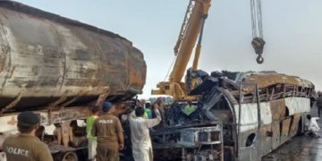 پاکستان میں بس اور آئل ٹینکر میں تصادم، 20 افراد ہلاک