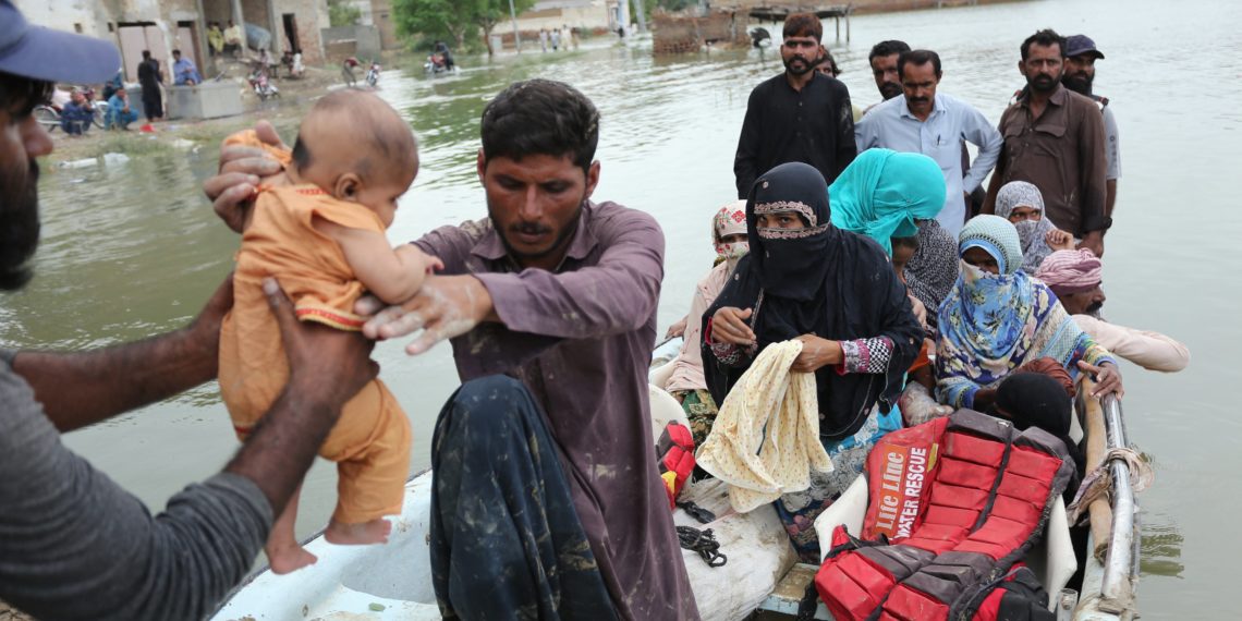 پاکستان میں سیلاب کی تباہ کاریاں: دو ریاستوں میں ریلوے اور فضائی سروس ٹھپ، فوج تعینات