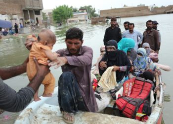 پاکستان میں سیلاب کی تباہ کاریاں: دو ریاستوں میں ریلوے اور فضائی سروس ٹھپ، فوج تعینات