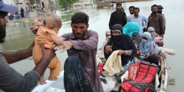 پاکستان میں سیلاب کی تباہ کاریاں: دو ریاستوں میں ریلوے اور فضائی سروس ٹھپ، فوج تعینات