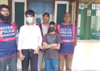 کشمیر میں دریائی پولیس نے دو نو عمر لڑکوں کو جہلم میں ڈوبنے سے بچا لیا